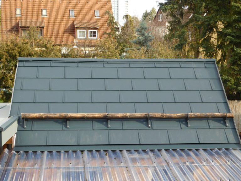 Prefa Dach mit Prefa Dachplatte R16 und Wandverblechung mit Rauten