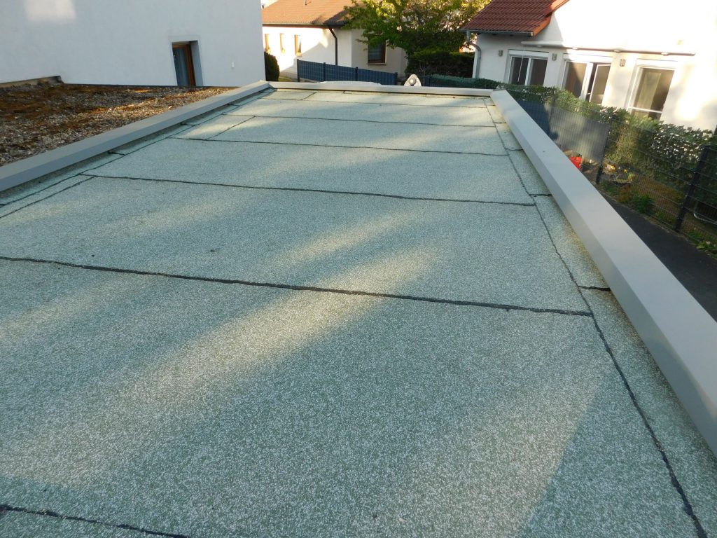 Garagendachsanierung mit Bauder Wurzelschutzbahn – Flaschnerei Beck